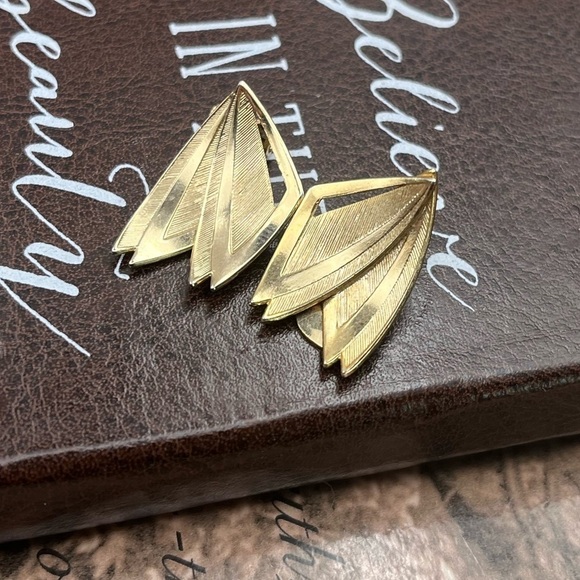 Vintage Jewelry - Vintage 70s Gold Tone Butterfly Feather Clip On Earrings